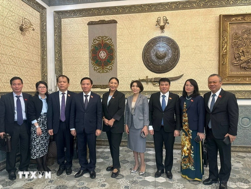 Phó Chủ tịch Quốc hội Nguyễn Khắc Định (thứ 4, từ trái sang) gặp Chủ tịch Nhóm nghị sỹ hữu nghị Kyrgyzstan- Việt Nam B. Elvira (thứ 6 từ trái sang) trong chuyến thăm Cộng hòa Kyrgyzstan từ ngày 29-30/9/2023. (Ảnh: TTXVN phát)