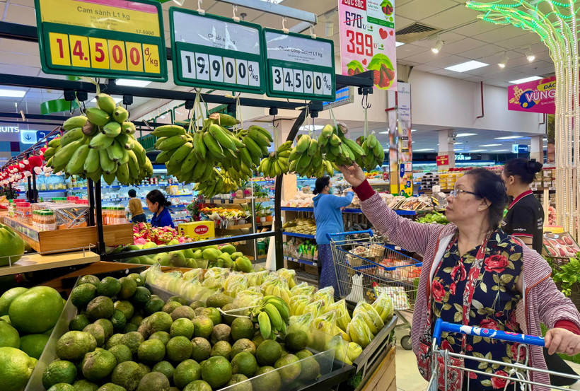Người dân mua trái cây tại siêu thị Co.op trên đường Nguyễn Đình Chiểu, Thành phố Hồ Chí Minh. (Ảnh: Hương Giang/TTXVN)