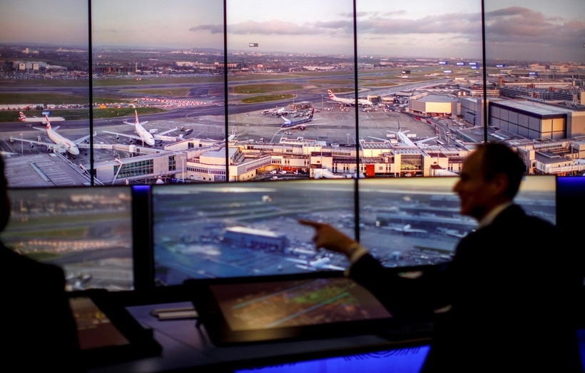 Các nhân viên kiểm soát không lưu làm việc tại tháp kiểm soát không lưu ở sân bay Heathrow London, Anh. (Ảnh: AFP/TTXVN)
