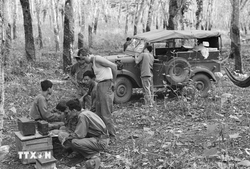 Tổ phóng viên mũi nhọn của Việt Nam Thông tấn xã đưa tin, ảnh về Chiến dịch Hồ Chí Minh, tháng 4/1975. (Ảnh: Tư liệu TTXVN)