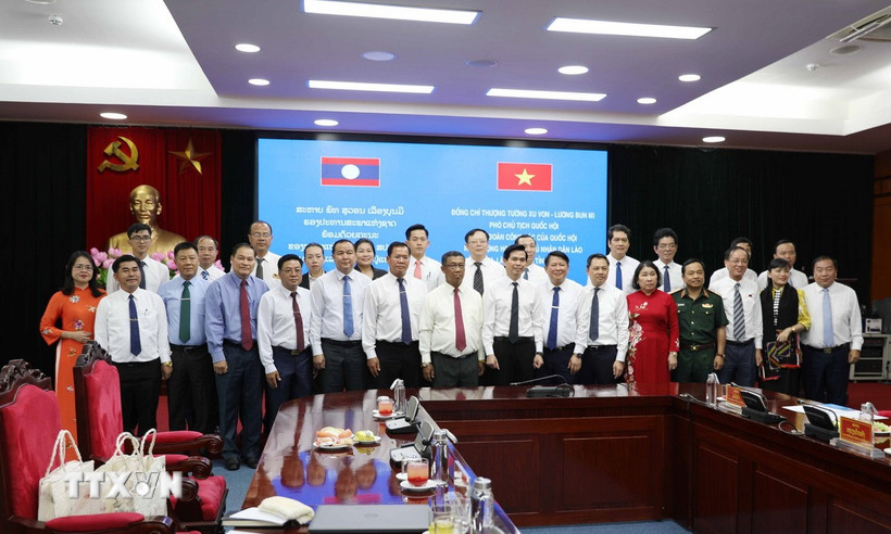 Lãnh đạo tỉnh Sơn La và Đoàn công tác Quốc hội Lào cùng các đại biểu chụp ảnh lưu niệm. (Ảnh: Nguyễn Cường/ TTXVN)