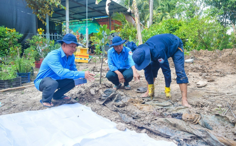 Đội K91 thực hiện nhiệm vụ tìm kiếm hài cốt liệt sỹ trên địa bàn xã Phú Hựu, tỉnh Đồng Tháp. (Ảnh: TTXVN phát)