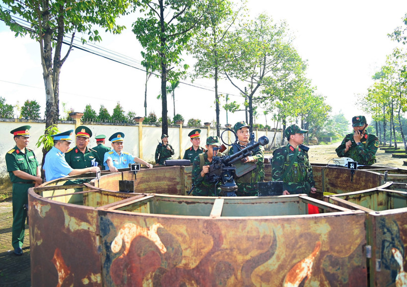 Đoàn công tác kiểm tra tổ Phòng không tại Bộ Chỉ huy Quân sự tỉnh Cà Mau. (Ảnh: TTXVN phát)