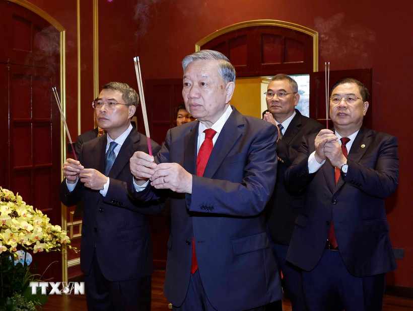 Tổng Bí thư Tô Lâm dâng hương tưởng nhớ, tri ân các bậc tiên đế có công với đất nước tại Khu Di tích Hoàng Thành Thăng Long-Hà Nội. (Ảnh: Thống Nhất/TTXVN)