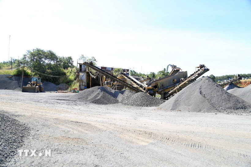 Tình trạng khan hiếm nguồn đá xây dựng và giá cả tăng cao khiến các nhà thầu gặp khó khăn. (Ảnh: Hưng Thịnh/TTXVN)