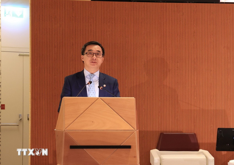 Thứ trưởng Y tế Trần Văn Thuấn phát biểu tại phiên họp cấp cao. (Ảnh: Anh Hiển/TTXVN)