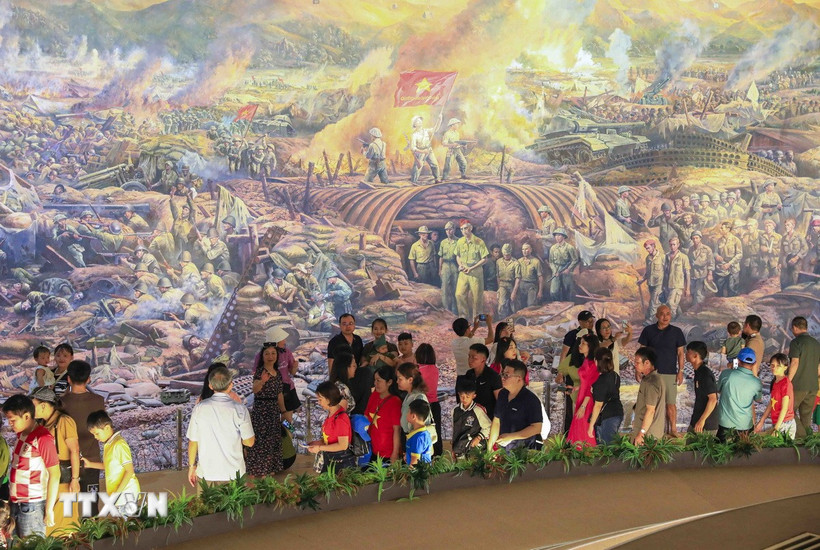 Du khách tham quan bức tranh panorama Chiến dịch Điện Biên Phủ tại Bảo tàng Chiến thắng Điện Biên Phủ. (Ảnh: Xuân Tư/TTXVN)