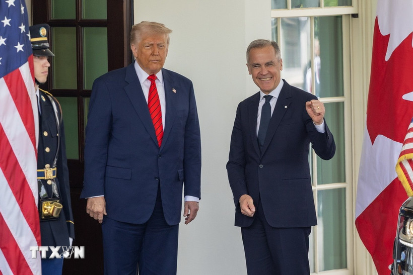 Tổng thống Mỹ Donald Trump (giữa) và Thủ tướng Canada Mark Carney (phải) tại cuộc gặp ở Nhà Trắng, Washington, D.C., ngày 6/5/2025. (Ảnh: THX/TTXVN)