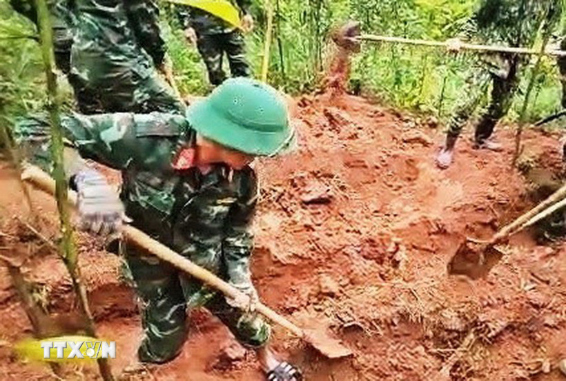 Các hài cốt được tìm thấy tại khu vực rừng tràm của một hộ dân ở thôn Trại Cá, xã Đakrông, tỉnh Quảng Trị. (Ảnh: TTXVN phát)