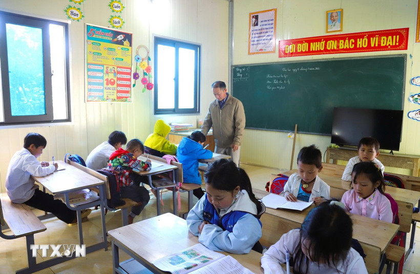 Giáo viên cắm bản tại Điểm trường Phổ thông dân tộc bán trú Tiểu học Nhôn Mai đứng lớp ghép. (Ảnh: Xuân Tiến/TTXVN)