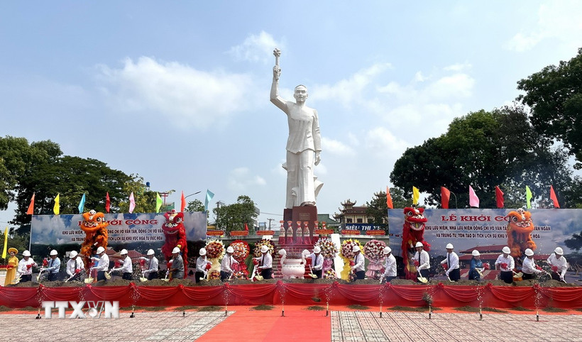 Đại biểu thực hiện nghi thức khởi công xây dựng Khu lưu niệm đồng chí Võ Văn Tần, Võ Văn Ngân. (Ảnh: Đức Hạnh/TTXVN)