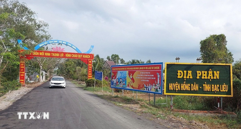 Đường về khu căn cứ Cái Chanh (xã Ninh Thạnh Lợi, huyện Hồng Dân, tỉnh Bạc Liêu) được trải nhựa giúp thuận lợi lưu thông hai mùa mưa nắng. (Ảnh: TTXVN phát)