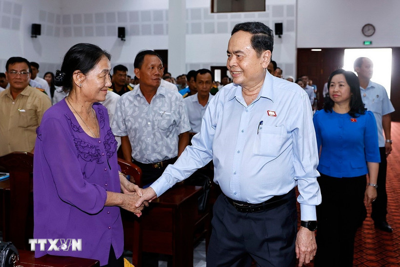 Chủ tịch Quốc hội Trần Thanh Mẫn với cử tri thành phố Vị Thanh, tỉnh Hậu Giang. (Ảnh: Doãn Tấn/TTXVN)