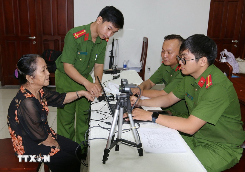 Phòng Cảnh sát Quản lý Hành chính về trật tự xã hội (PC06) Công an Thành phố Hồ Chí Minh thực hiện các thủ tục thu mẫu thu mẫu AND. (Ảnh: Thanh Vũ/TTXVN)