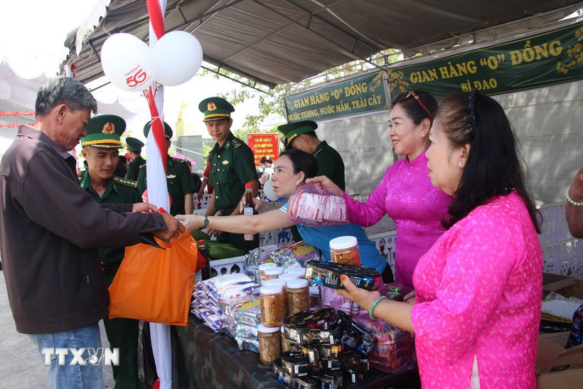 Các phần quà được chuẩn bị tươm tất, đầy đủ dành tặng người dân tham dự chương trình. (Ảnh: Chanh Đa/TTXVN)