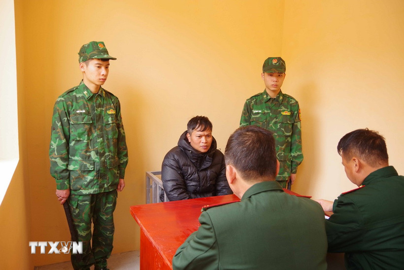 Đối tượng Vũ Tất Dương khai nhận tại cơ quan biên phòng. (Ảnh: TTXVN phát)