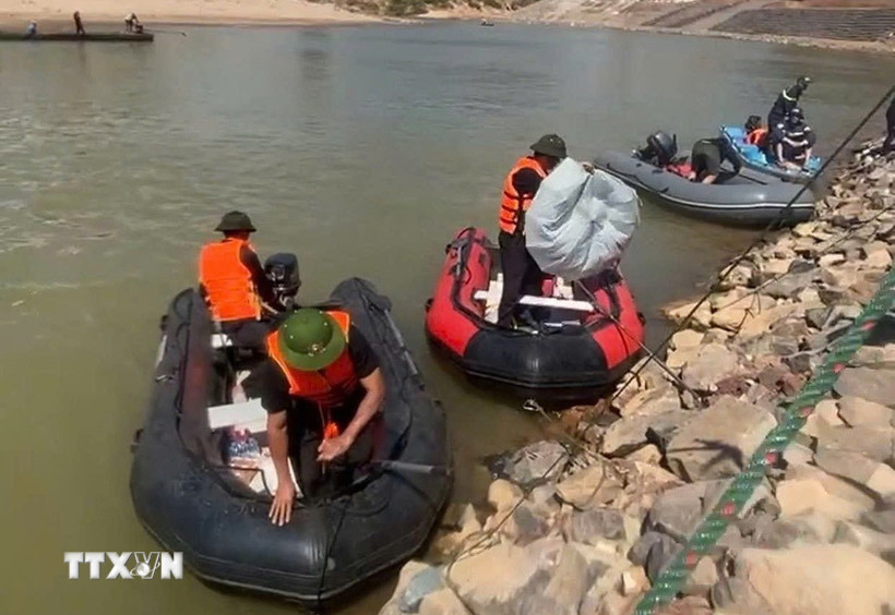 Thi thể cháu bé bị đuối nước được tìm thấy trên sông Sê Pôn sau gần 3 ngày tìm kiếm. (Ảnh: TTXVN phát)