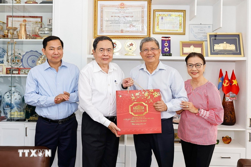 Chủ tịch Quốc hội Trần Thanh Mẫn đến thăm, chúc Tết đồng chí Nguyễn Văn Giàu, nguyên Chủ nhiệm Ủy ban Đối ngoại của Quốc hội. (Ảnh: Doãn Tấn/TTXVN)