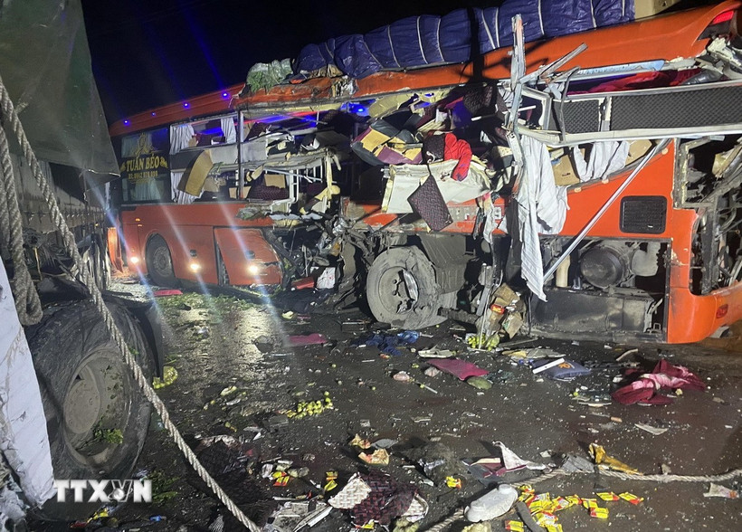 Hiện trường vụ tai nạn giao thông nghiêm trọng giữa xe khách và xe đầu kéo tại Sơn La. (Nguồn: Facebook)