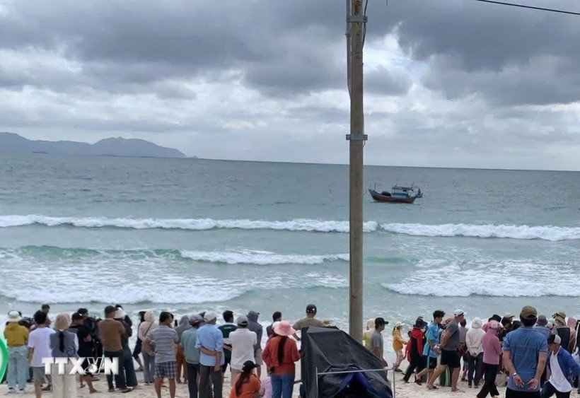 Lực lượng chức năng địa phương đã khẩn trương triển khai công tác tìm kiếm cứu nạn. (Ảnh TTXVN phát)