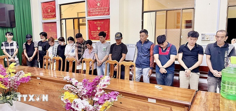 Các đối tượng liên quan vụ án đánh bạc tại Cơ quan Công an. (Ảnh: TTXVN phát)