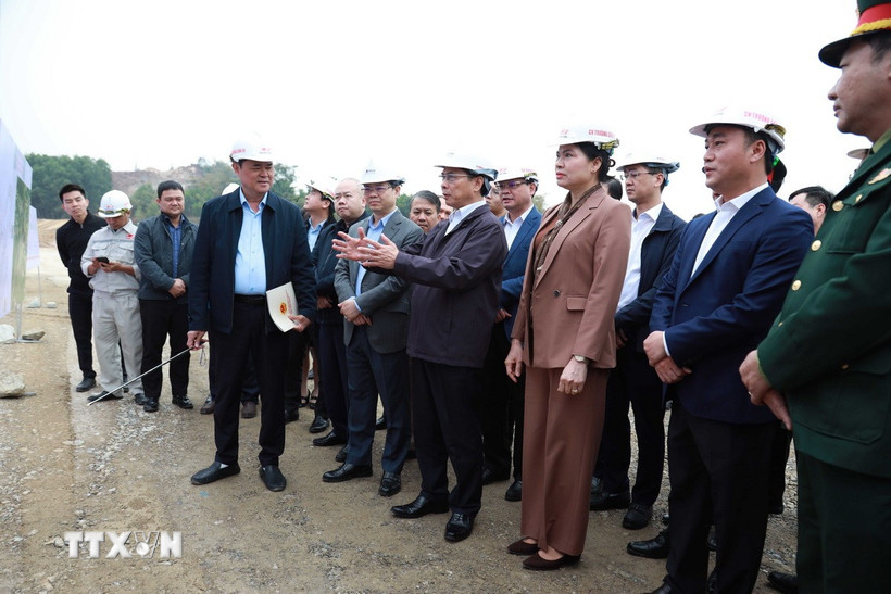 Phó Thủ tướng Chính phủ Bùi Thanh Sơn kiểm tra thực tế Dự án cao tốc Tuyên Quang- Hà Giang (giai đoạn 1), đoạn qua tỉnh Tuyên Quang. (Ảnh: Quang Cường/TTXVN)