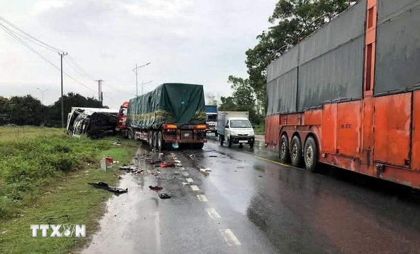 Hiện trường xảy ra vụ tai nạn liên hoàn. (Ảnh: TTXVN phát)