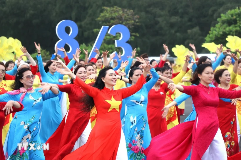 Màu cờ Tổ quốc trên nền áo dài truyền thống. (Ảnh: Tường Quân/TTXVN)