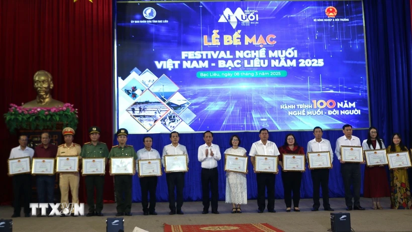 Chủ tịch Ủy ban Nhân dân tỉnh Bạc Liêu Phạm Văn Thiều trao bằng khen cho tập thể, cá nhân đã có thành tích xuất sắc trong công tác tổ chức Festival. (Ảnh: Tuấn Kiệt/ TTXVN)