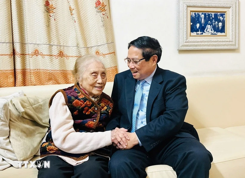 Thủ tướng Phạm Minh Chính thăm, chúc mừng nguyên Phó Chủ tịch nước Nguyễn Thị Bình nhân Ngày Quốc tế Phụ nữ 8/3. (Ảnh: Dương Giang/TTXVN)