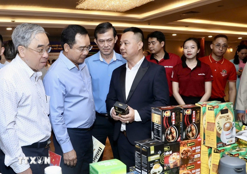 Ông Nguyễn Văn Được, Chủ tịch Ủy ban Nhân dân Thành phố Hồ Chí Minh cùng các địa biểu tham quan gian hàng của doanh nghiệp bên lề chương trình. (Ảnh: Xuân Anh/TTXVN)