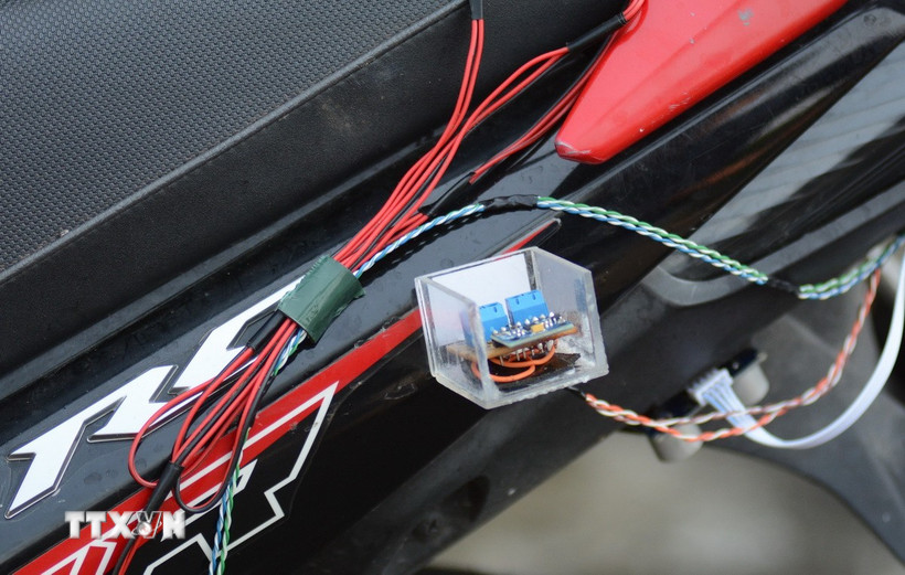 Cận cảnh chi tiết bộ phận thiết bị giám sát chất lượng mặt đường bộ và cảnh báo ngập lụt trong đô thị. (Ảnh: Văn Dũng/TTXVN)