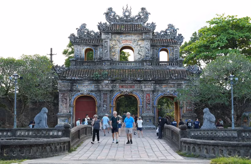Du khách tham quan Đại Nội Huế. (Ảnh: Nguyên Lý/TTXVN)