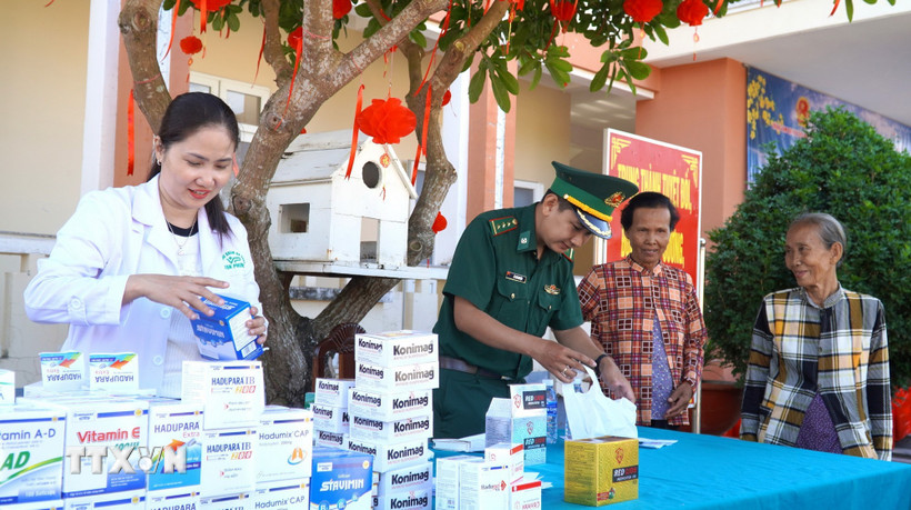 Đồn Biên phòng Phú Mỹ tổ chức khám bệnh cấp phát thuốc miễn phí cho người dân vùng biên nhân kỷ niệm 67 năm Ngày truyền thống Bộ đội Biên phòng. (Ảnh: Văn Sĩ/TTXVN)