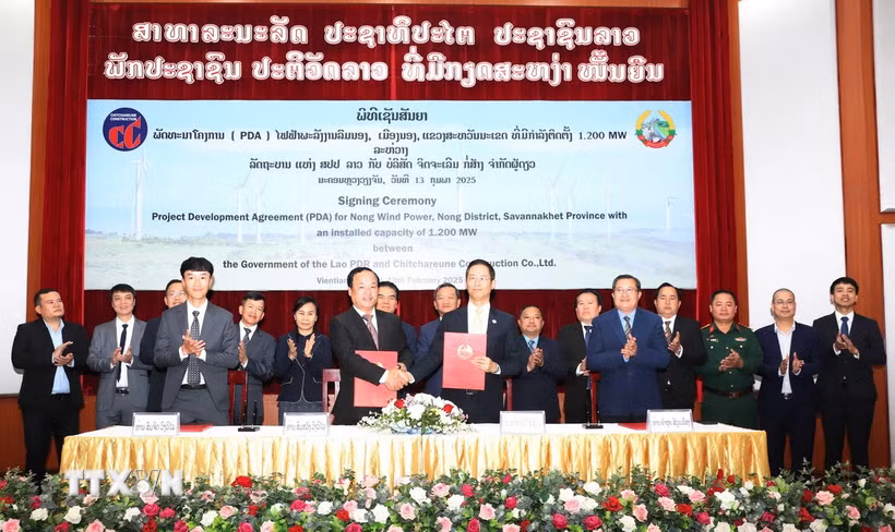 Đại diện hai bên trao đổi hợp đồng ký kết. (Ảnh: Xuân Tú/TTXVN)