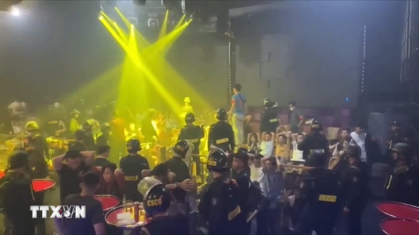 Bên trong một quán bar có đối tượng sử dụng ma túy. (Ảnh TTXVN phát)