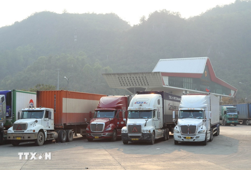 Phương tiện chở hàng hóa xuất nhập khẩu qua cửa khẩu Hữu Nghị. (Nguồn: TTXVN)