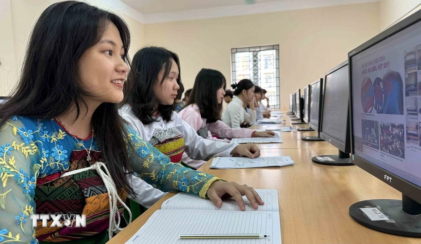 Công nghệ thông tin giúp học sinh miền núi không bị “bỏ lại phía sau” rút ngắn khoảng cách giữa giáo dục miền núi và miền xuôi. (Ảnh: Việt Hoàng/TTXVN)