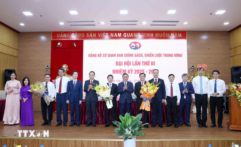 Đồng chí Trần Cẩm Tú, Ủy viên Bộ Chính trị, Thường trực Ban Bí thư chúc mừng Ban Chấp hành Đảng bộ cơ quan Ban Chính sách, Chiến lược Trung ương nhiệm kỳ 2025-2030. (Ảnh: Phương Hoa/TTXVN)