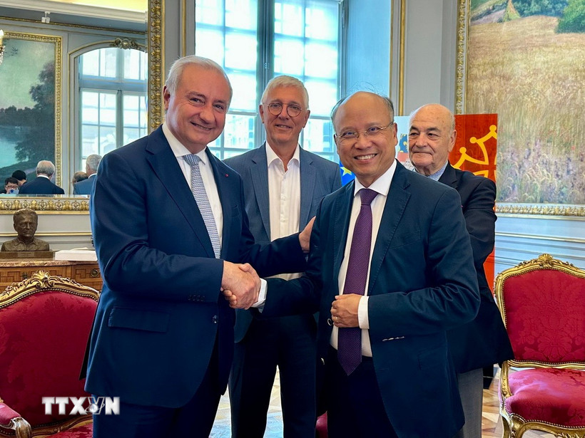 Thị trưởng Jean-Luc Moudenc tiếp Đại sứ Đinh Toàn Thắng tại Tòa thị chính. (Ảnh: Thu Hà/TTXVN)