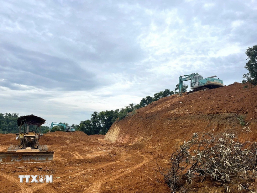 Đồi Ba Vành (Ba Vì, Hà Nội) bị "xẻ thịt." (Ảnh: Quốc Lũy/TTXVN)