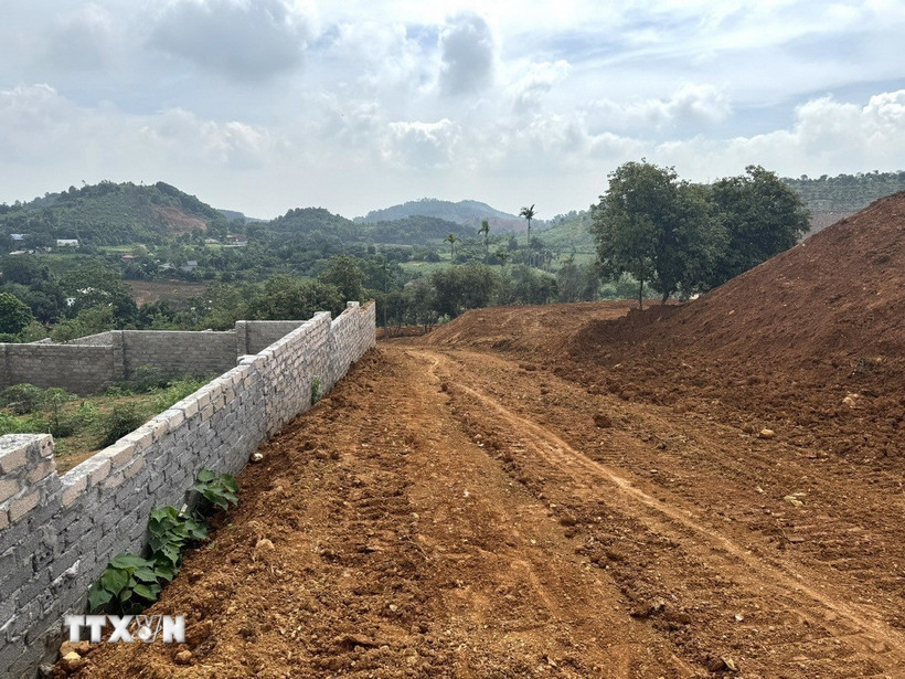Tường bao kiên cố được dựng lên ngay trên đất đồi Ba Vành (Ba Vì, Hà Nội). (Ảnh: Quốc Lũy/TTXVN)