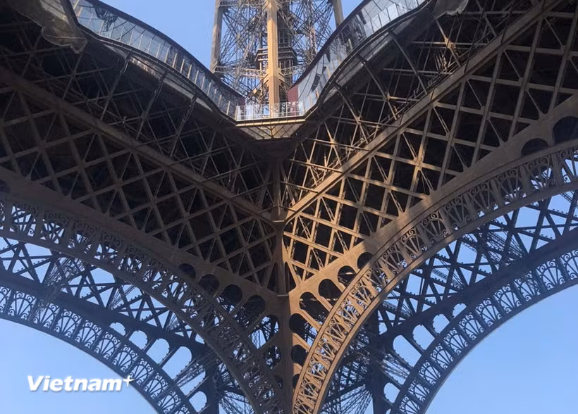Một góc tháp Eiffel nhìn từ dưới chân tháp. (Ảnh: Hồng Hạnh/Vietnam+)