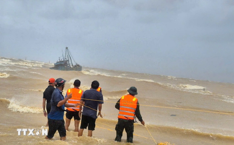 Công tác phối hợp ứng cứu tàu cá bị chìm đang được cán bộ, chiến sỹ và nhân dân thực hiện hết sức khẩn trương, tích cực. (Ảnh: TTXVN phát)