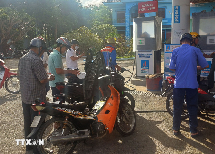 Nguồn cung xăng dầu ổn định, đảm bảo phục vụ hoạt động kinh doanh sản xuất. (Ảnh: Tuấn Phi/TTXVN)