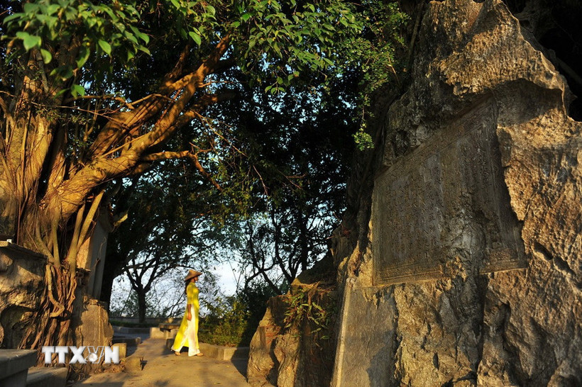 Đỉnh núi Non Nước mang nhiều áng văn thơ cổ nhất nước ta với hơn 100 bài vịnh và 40 bài khắc thạch của các danh nhân lịch sử. (Ảnh: Minh Đức/TTXVN)