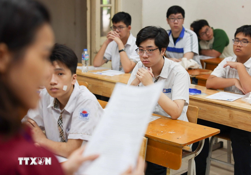 Giám thị tại điểm thi trường THPT Trần Phú (quận Hoàn Kiếm) phổ biến quy chế, lịch thi tới các thí sinh tại kỳ thi tuyển sinh vào lớp 10 năm học 2024-2025 của thành phố Hà Nội. (Ảnh: Thanh Tùng/ TTXVN)