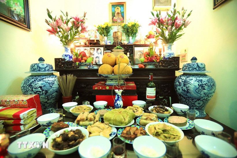 Nhiều gia đình soạn sửa mâm cơm cúng tất niên tươm tất để thể hiện truyền thống “Uống nước nhớ nguồn.” (Ảnh: Hoàng Hiếu/TTXVN)