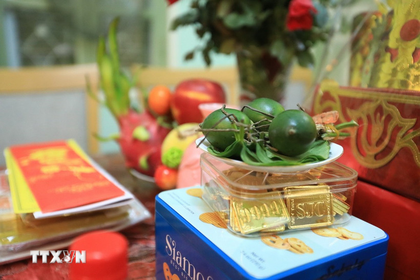 Trầu, cau, vàng mã là lễ vật được các gia đình chuẩn bị trước lễ cúng. (Ảnh: Hoàng Hiếu/TTXVN)