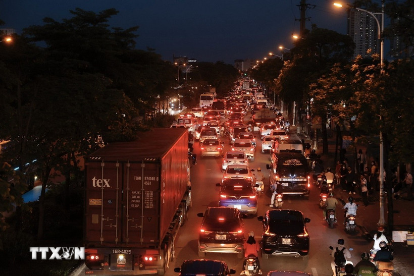 Các phương tiện di chuyển chậm trên đường Cổ Linh (ảnh chụp 18h40). (Ảnh: Minh Quyết/TTXVN)